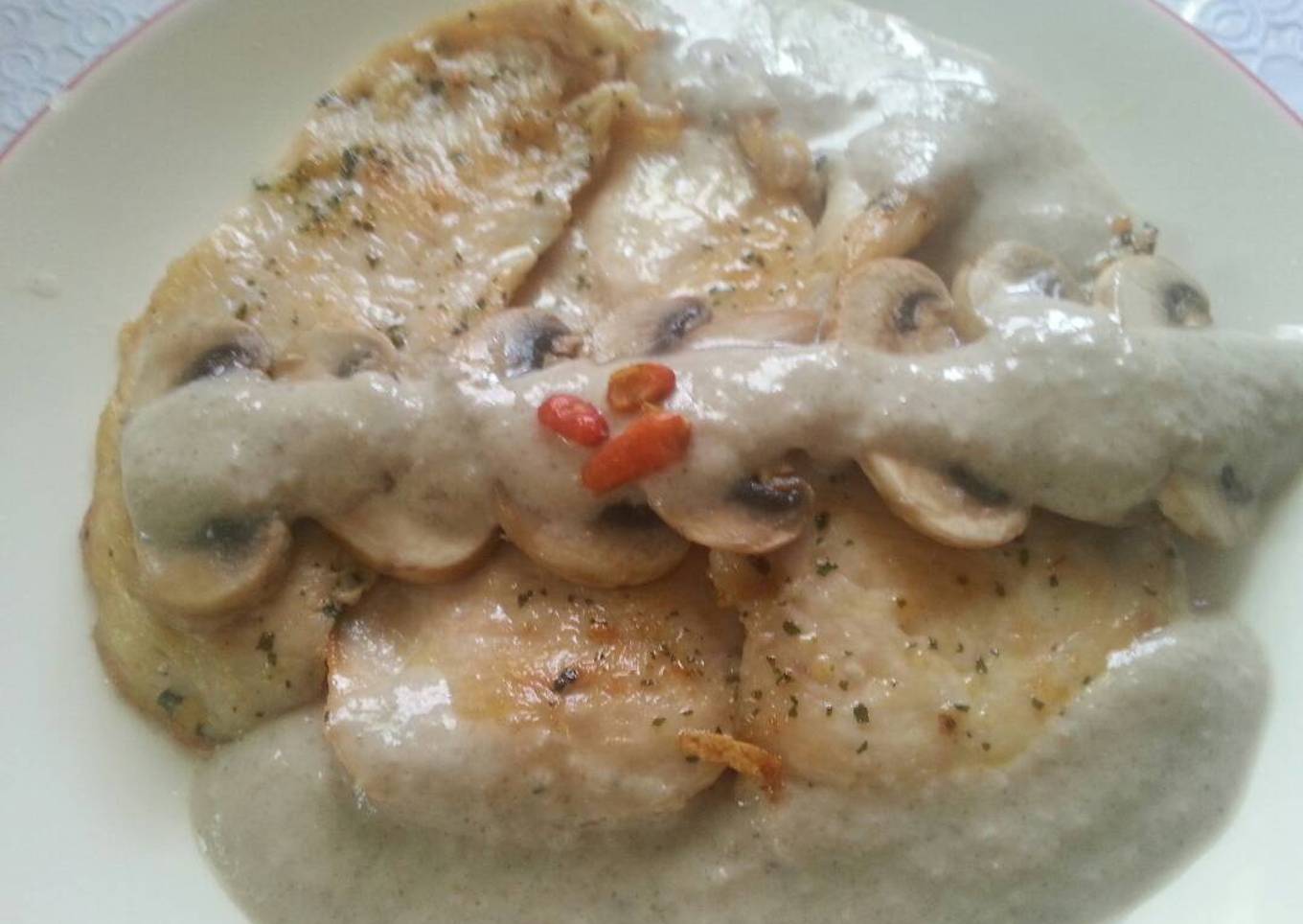 Pechuga de pollo con crema picante de champiñones