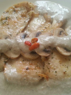 Una foto de Pechuga de pollo con crema picante de champiñones