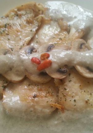 Foto principal de Pechuga de pollo con crema picante de champiñones