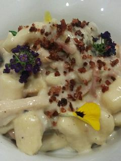Una foto de Gnocchi soufflé con salsa parisienne