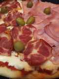 Pizza de jamón, bondiola y queso cremoso