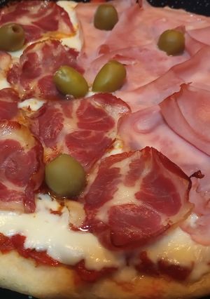 Una foto de Pizza de jamón, bondiola y queso cremoso