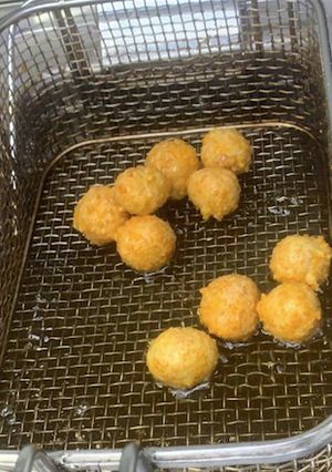 Una foto de Cheetos caseros