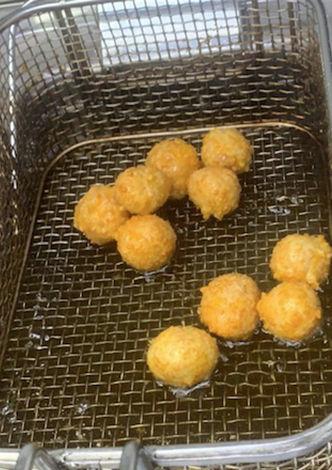 Una foto de Cheetos caseros
