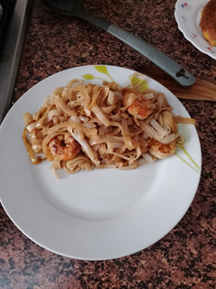 Una foto de Fideos de arroz con gambones y soja