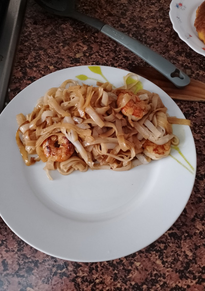 Una foto de Fideos de arroz con gambones y soja