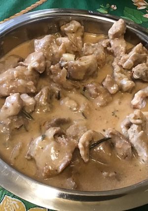 Une photo de Araignée de porc marinée oignon rouge et romarin