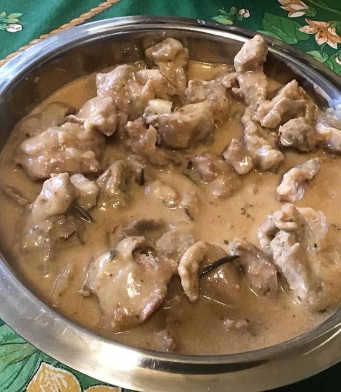 Une photo de Araignée de porc marinée oignon rouge et romarin