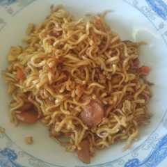 A picture of Mie sosis duo bawang.