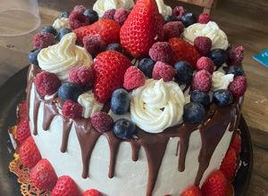 Une photo de Layer cake aux fruits rouges