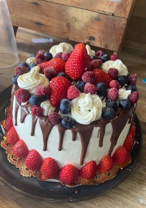Une photo de Layer cake aux fruits rouges