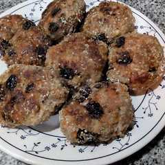 A picture of Albóndigas de cerdo con pasas de uva.