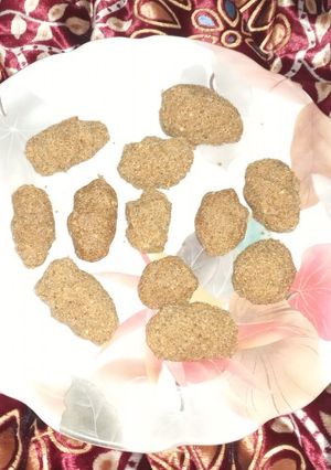 A picture of Besan ke ladoo cholestrol and sugar free.