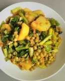 Green pee porridge with Irish potatoes