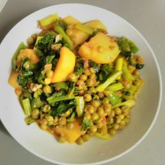 A picture of Green pee porridge with Irish potatoes.