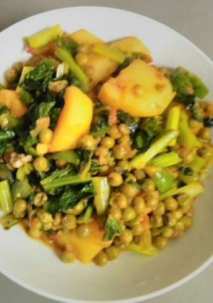 A picture of Green pee porridge with Irish potatoes.