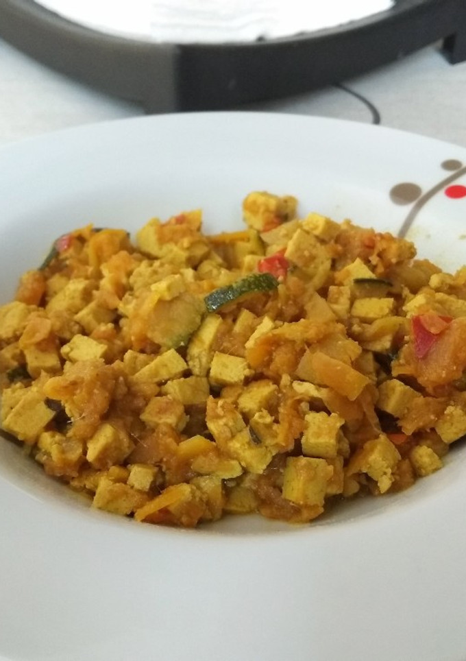 Una foto de Tofu al curry con anchoas y verduras
