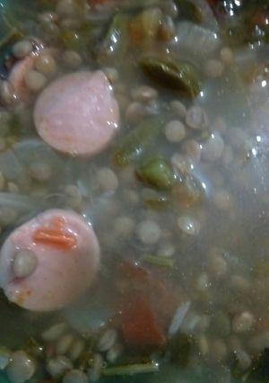 Una foto de Lentejas con salchichas y nopales