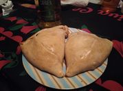 Una foto de empanadas de salchicha y queso