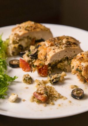 Фото Куриное филе фаршированное пшеничной крупой, сыром и помидорами.