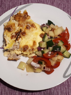 Sajtos hús vegyes salátával diétásan recept fotója
