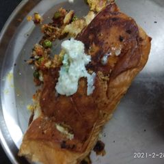 A picture of Garlic masala pav.