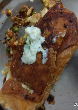 A picture of Garlic masala pav.