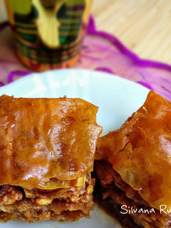 Una foto de 51. Baklava de nueces, avellanas y miel