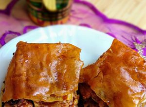 Una foto de 51. Baklava de nueces, avellanas y miel