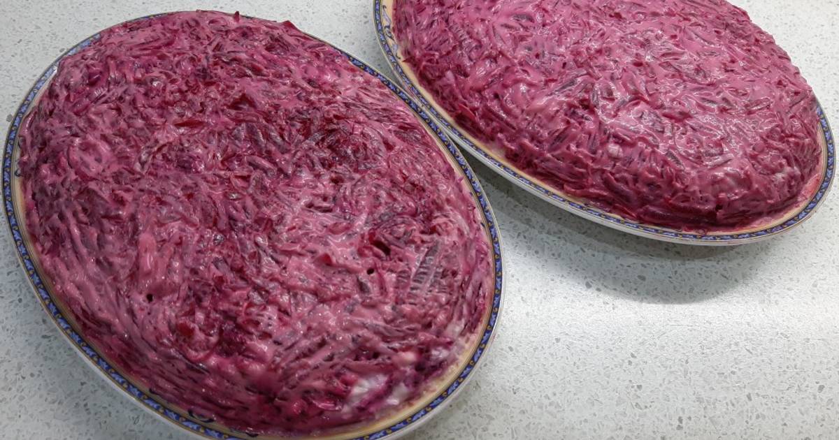 Селёдка под шубой слои очередность. Слоёные салаты селедка под шубой. Слои шубы без яиц. Сельдь под шубой слои без яиц. Селедка под шубой.