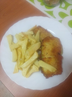 Una foto de San Jacobo de calabacín con papas fritas