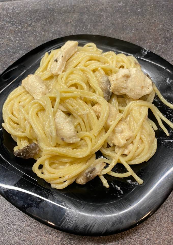 Паста с курицей и грибами