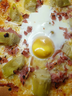 Una foto de Pizza de alcachofas, jamón y huevo sin gluten