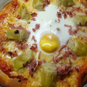 Pizza de alcachofas, jamón y huevo sin gluten