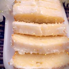 A picture of Lemon pound cake🍋💛.
