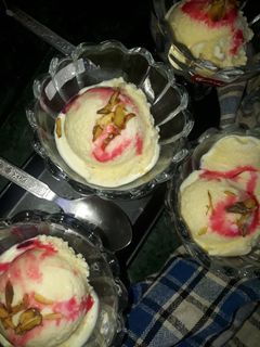 वनीला कस्टर्ड आइसक्रीम (Vanilla custard ice cream recipe in Hindi) रेसिपी मुख्य फोटो