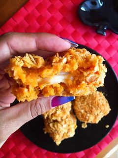 Una foto de Bolitas crujientes de boniato y mozzarella