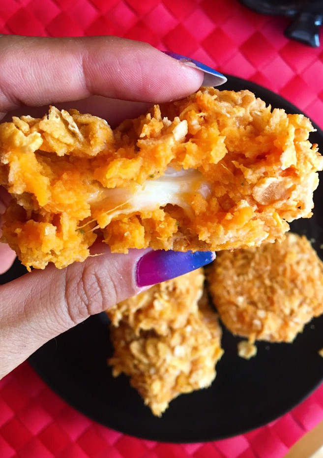 Una foto de Bolitas crujientes de boniato y mozzarella