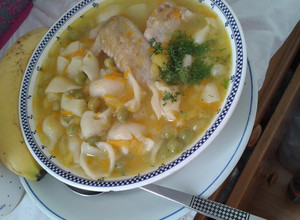 Una foto de Sopa de pasta con alitas de pollo