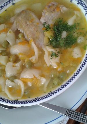 Una foto de Sopa de pasta con alitas de pollo