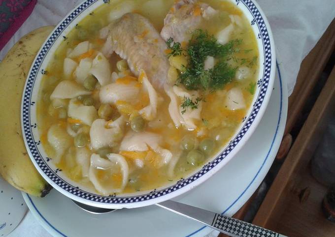 Sopa de pasta con alitas de pollo Receta de Diianiix Zuñiiga- Cookpad