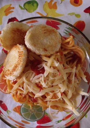 Una foto de Pastas al a tun con rueditas de pan con ajo