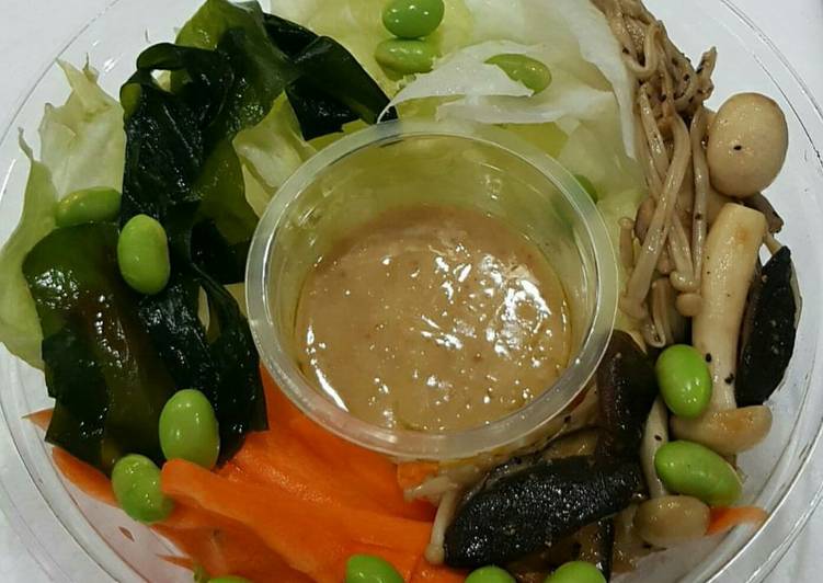 Cara Menyiapkan Vege salad with sesame seed dressing Super Lezat