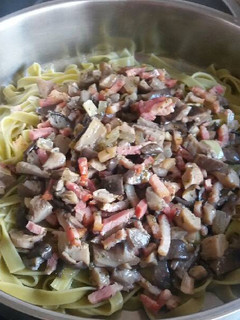 Una foto de Tallarines de espinacas con bacon y setas