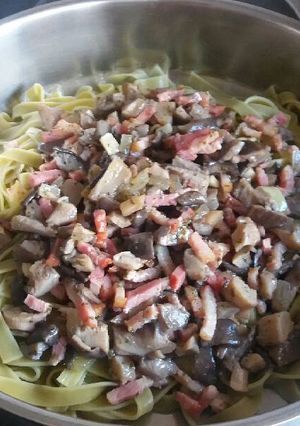Una foto de Tallarines de espinacas con bacon y setas