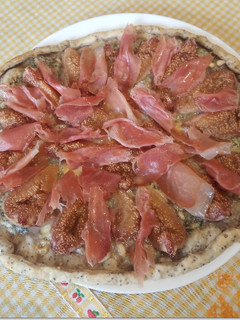 Una foto de Pizza con jamón, higos y queso azul