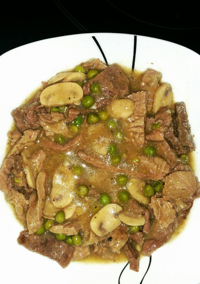 Una foto de Ternera en salsa con champiñones y guisantes