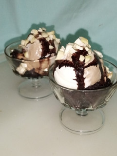 બ્રાઉની વિથ આઈસક્રીમ (Brownie Icecream Recipe In Gujarati) રેસીપી મુખ્ય ફોટો
