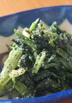 Una foto de Espinacas con ajonjolí