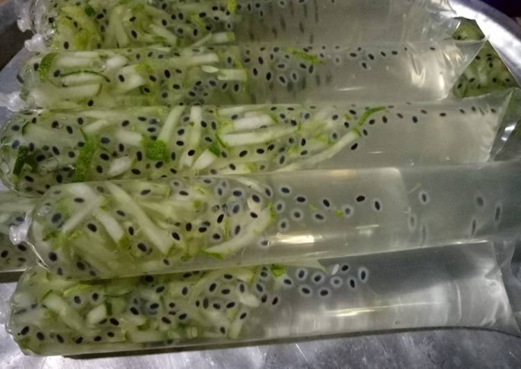 Bagaimana Membuat Es Timun Selasih Anti Gagal